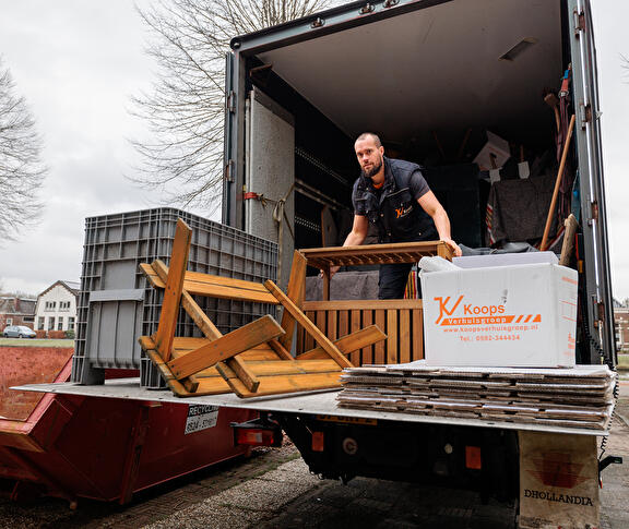 Medewerker Koops in de verhuistruck